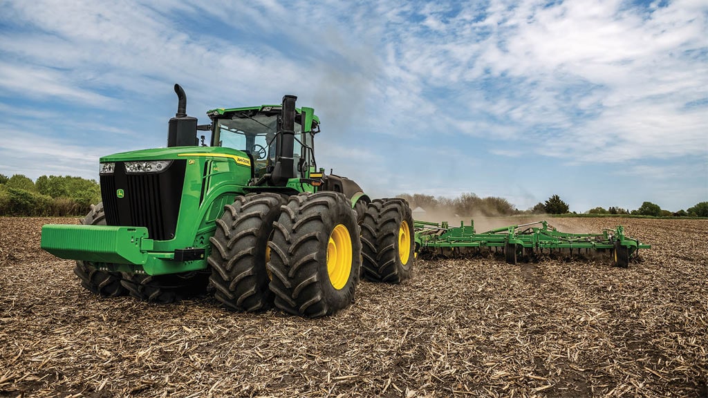 Tracteur à quatre roues motrices dans un champ